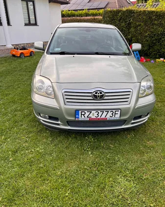 samochody osobowe Toyota Avensis cena 5900 przebieg: 200000, rok produkcji 2004 z Rzeszów